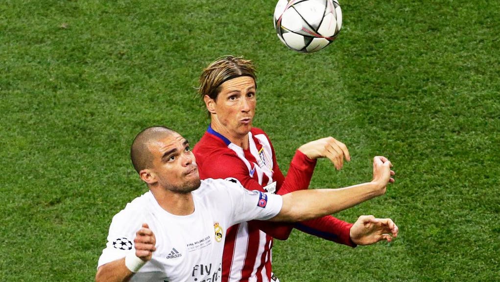 Pepe (links) und Fernando Torres kämpfen um den Ball.