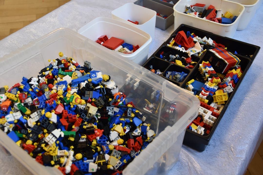 Unzählige Kisten mit Legoteilen standen zur Verfügung