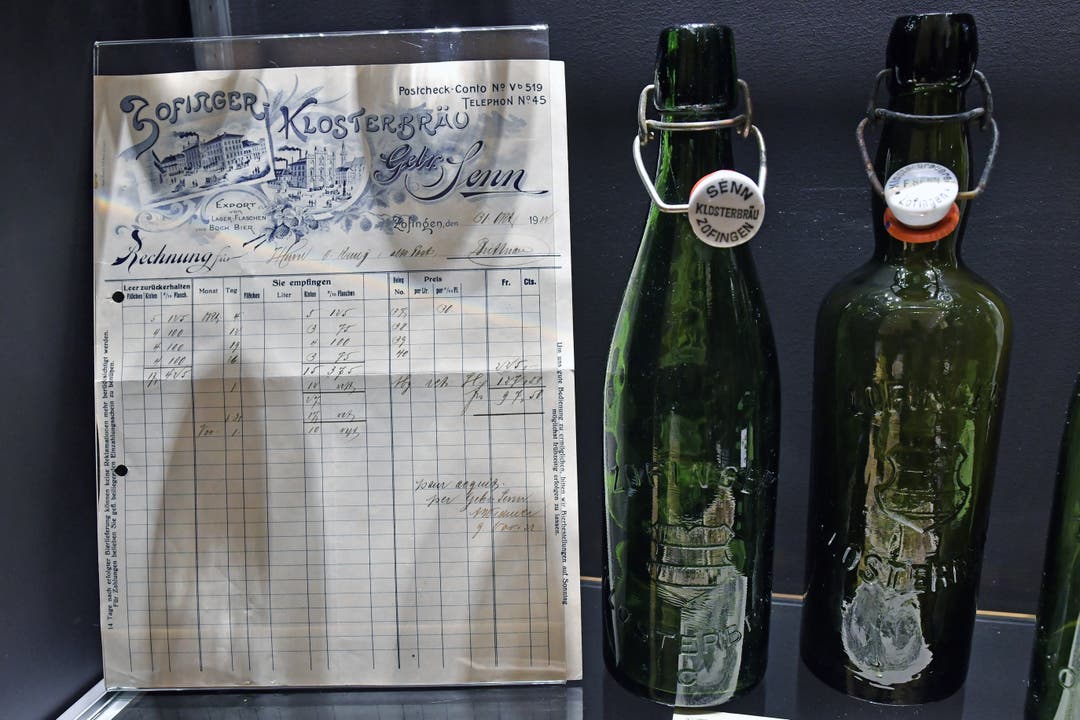 Handgeschriebene Rechnung und alte Flaschen der Klosterbrauerei Zofingen