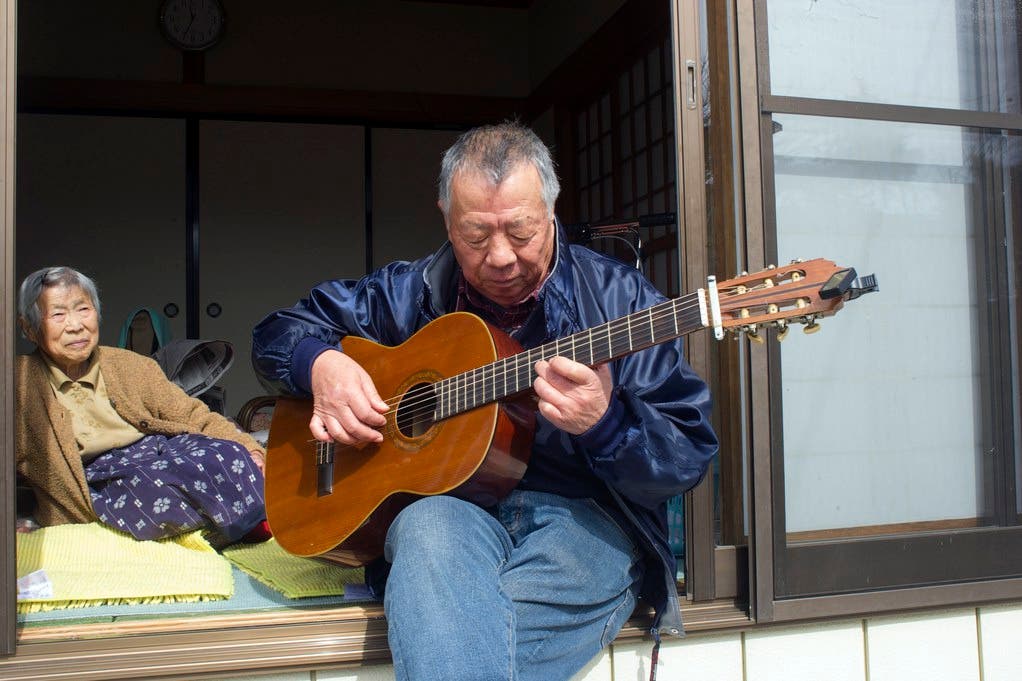Sasaki spielt Gitarre für seine Mutter Fuse (89). "Die Gitarre gibt mir etwas zu tun, jetzt, da ich nicht mehr auf den kontaminierten Feldern arbeiten kann", sagt Sasaki.