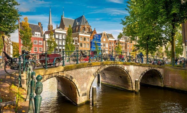 Verlockend: Amsterdam mit seinen Giebelhäusern aus vier Jahrhunderten und seinen malerischen Grachten. Foto: Fotolia