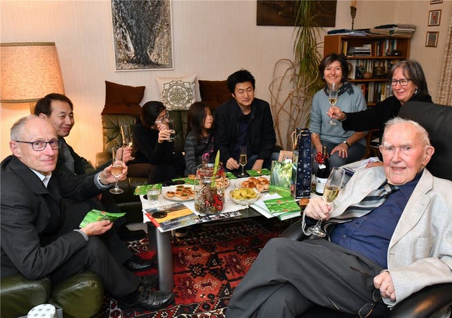 Jubilar Karl Frey geniesst Geburtstag und Gäste: im Hintergrund rechts die Töchter Margrit Burgunder (mit Glas) und Beatrice Frey.