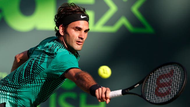 Roger Federer muss im Achtelfinal von Miami hart kämpfen, setzt sich aber in zwei Sätzen durch.