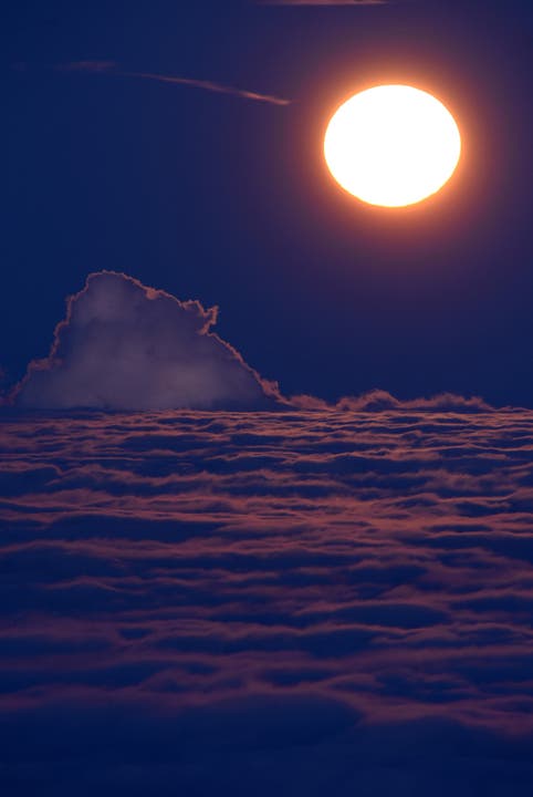Der Mond brach beim AKW Gösgen aus dem Nebel