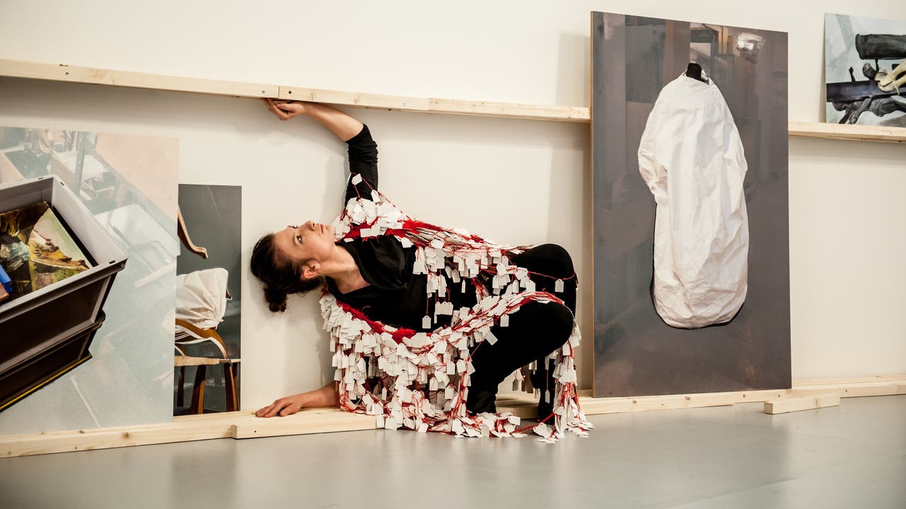 Tänzerin und Künstlerin Sarah Keusch bei ihrer Performance im Historischen Museum Baden.