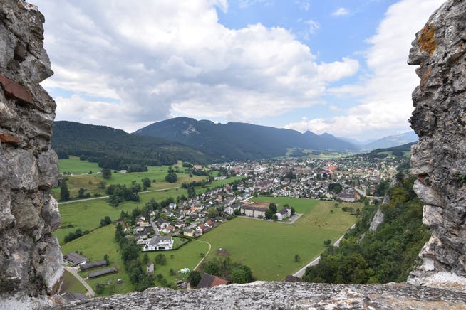 Der Blick von der Ruine Neu-Falkenstein auf Balsthal, welches 2015 erstmals die 6000-Einwohnermarke erreichte.
