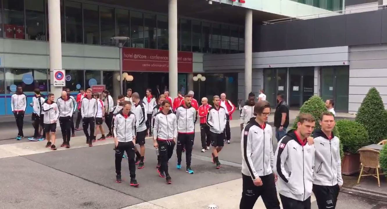 Spaziergang als Vorbereitung auf das Spiel gegen Belgien: Die Fussball-Nati in Genf.