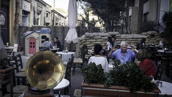 «Nicosia – die letzte geteilte Hauptstadt Europas»: Die Grenze geht beispielsweise mitten durch den Garten eines Restaurants.