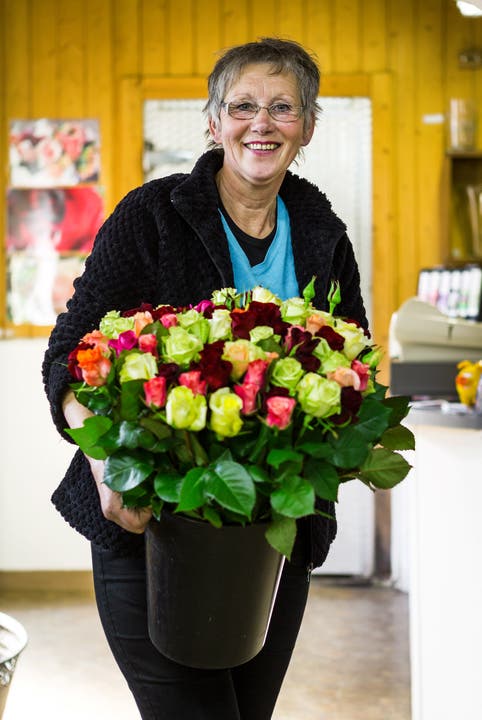 Ruth Schweizer mit einem Strauss aus bunt gemischten Rosen.