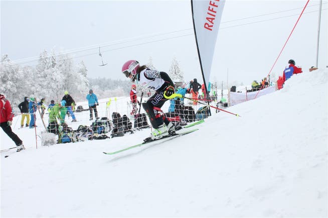 Trotz Nebel, Kälte und Wind gaben die Jugendlichen Ski-Asse alles, und die Helfer sorgten für gute Bedingungen.