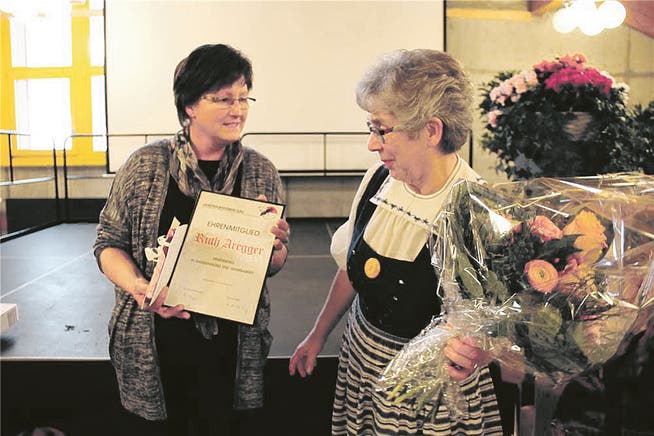 Barbara Jäggi, Vizepräsidentin, überreicht Ruth Aregger die Urkunde für die Ehrenmitgliedschaft. zvg