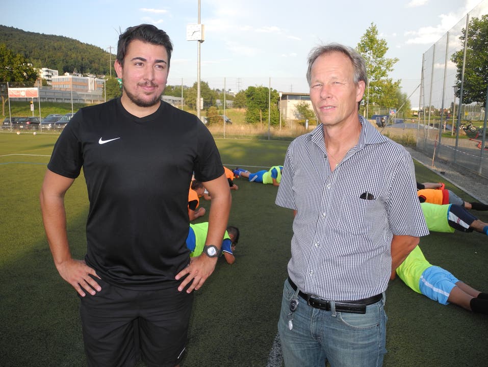 Jeamie Broggi und Beat Lutz, Trainer vom FC Oetwil- Geroldswil, freuen sich über ungebrochene Begeisterung für den Fussballsport auch bei der Oetwiler Jugend.