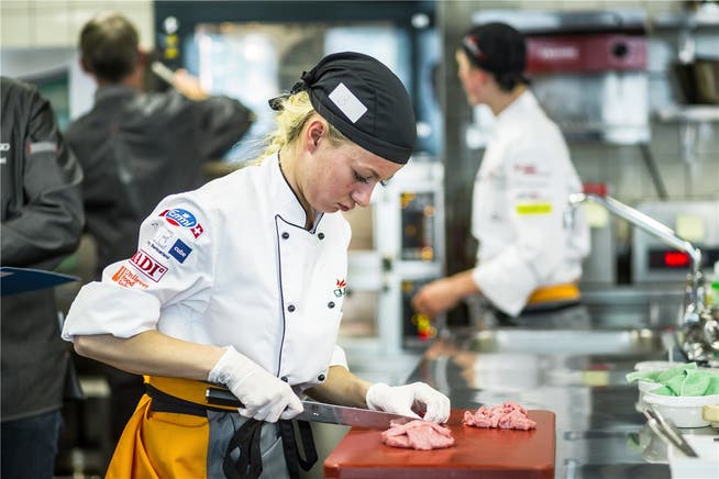Fabienne Zuberbühler zeigt beim finalen Wettkochen am Donnerstag in der Küche der Badener Berufsschule vollen Einsatz.
