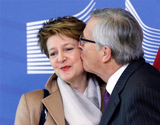 Ein Kuss, der Berühmtheit erlangte: EU-Kommissionspräsident Juncker empfängt im Februar 2015 die damalige Bundespräsidentin Sommaruga in Brüssel.Keystone