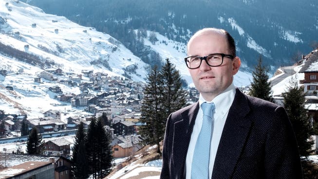 Hoch über der Therme und dem Dorf: Investor Remo Stoffel auf dem Balkon einer Suite seines Valser Hotels.