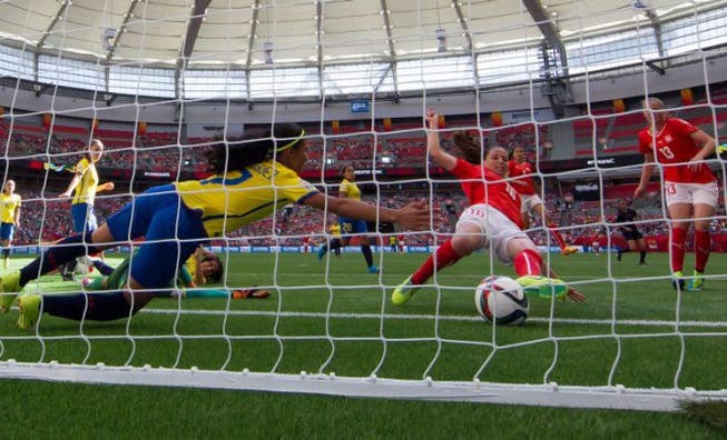 Fabienne Humm trifft für die Schweiz – Ecuadors Feldspielerin Ingrid Rodriquez versucht sich zwar noch als Goalie, jedoch ohne Erfolg. Foto: DARRYL DYCK/Keystone