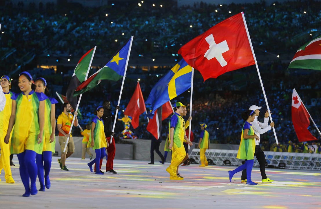 Nino Schurter trägt die Schweizer Fahne.