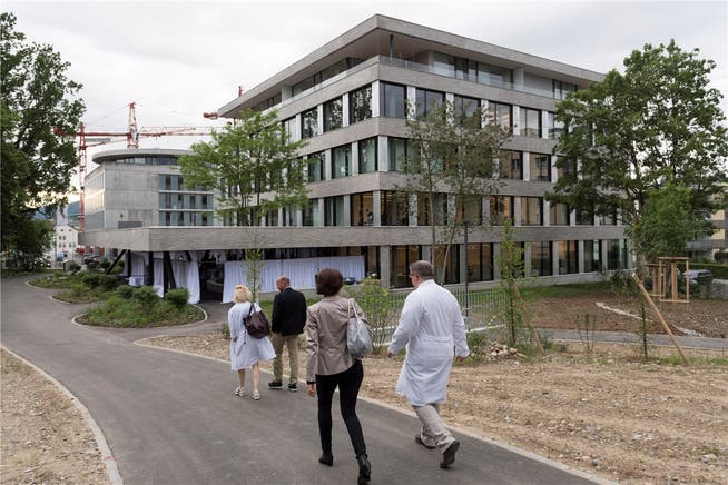 Erneuerungsbedarf ist gross: Im Bild das neu eingeweihte Kopf- und Neurozentrum am Kantonsspital Aarau.Alex Spichale