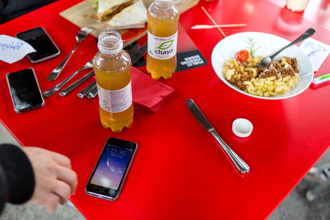 Im Werkk verbringen die darin wartenden Personen die Zeit oft am Handy, und holen sich so Informationen. Dank der integrierten Kueche gibt es auch etwas zu essen.