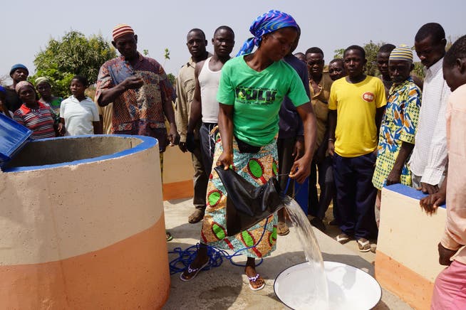 Erstmals wird hier Wasser aus eienm Brunnen geschöpft, bei dessen Bau die MVCP Togo mitgeholfen hat.