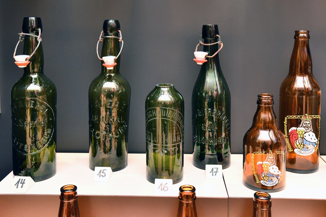 Diese Flaschen sind Zeugen ehemaliger Brauereien, wie der Brauerei Cardinal, Solothurn