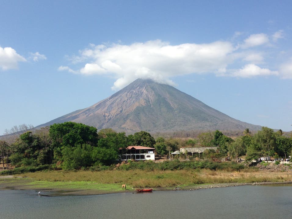 Nicaragua ist aber auch ein vorzügliches Reiseland - zum Beispiel wegen der vielen Vulkane (hier der Concepción auf der Insel Ometepe).