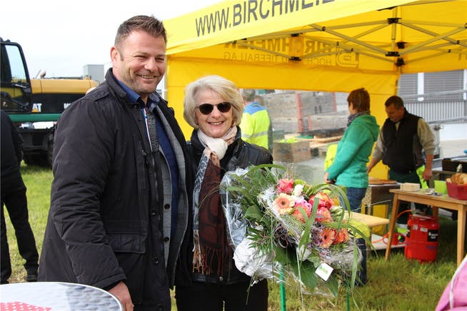 Blumen für die Bauherrschaft: Landeigentümerin Therese Erne und Markus Birchmeier strahlen beim gestrigen Spatenstich um die Wette.