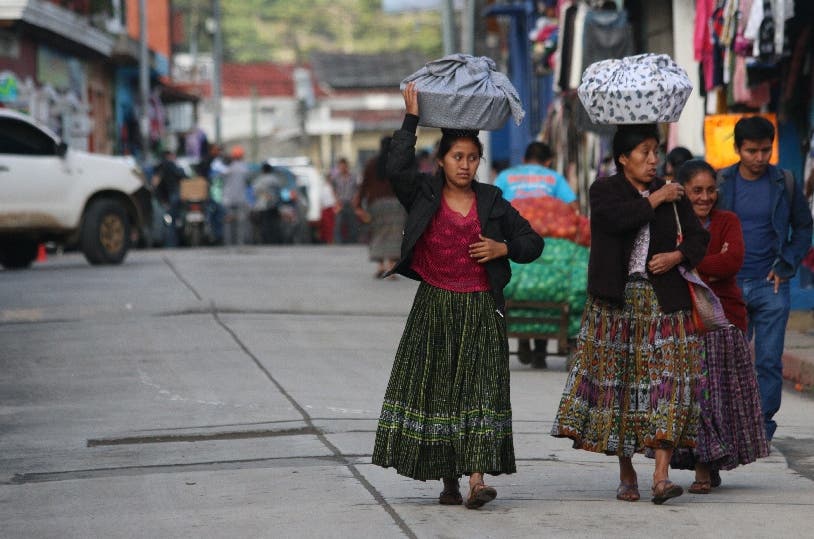 Maya-Frauen auf dem Weg zum Markt in der Kleinstadt Coban.