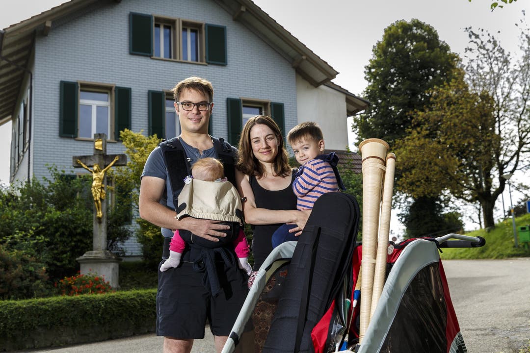 Stephanie Bolliger,34 Lukas Briggen,35 Laurin,2 und Flurina,5 Monate; Sie verbringen ihre Sommerferien in Steinhof. Zuhause ist die vierköpfige Familie jedoch in Kleinhüningen in Basel.