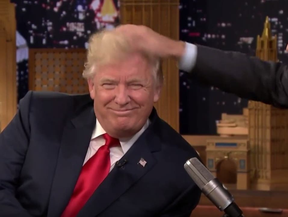 Donald Trumps Frisur ist vielleicht kein Prunkstück der Friseurskunst, aber immerhin ist sein Haar echt; das hat Talkmaster Jimmy Fallon am Donnerstag empirisch bewiesen. (Screenshot Youtube)