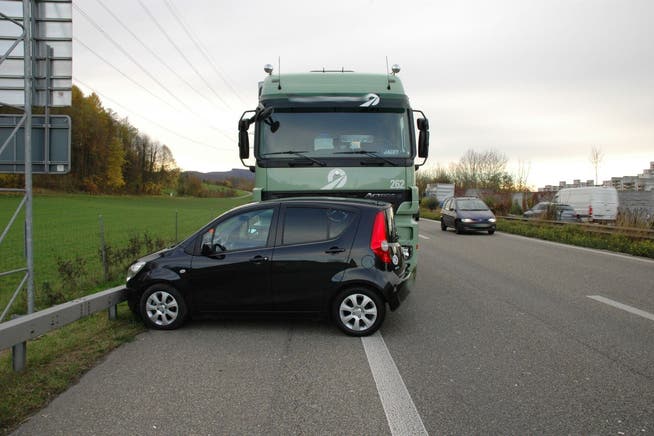 Ein Lastwagen kollidierte mit einem Personenwagen. (Symbolbild)