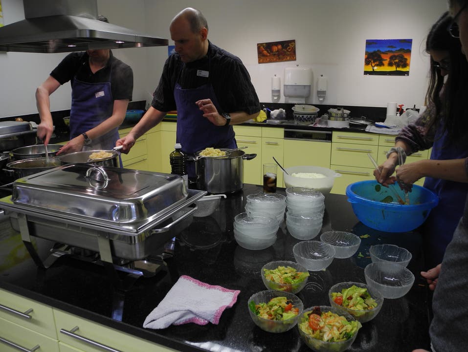 Tag der offenen Tür im Bildungs- und Begegnungszentrum – Blinde und Sehbehinderte kochen ein Mittagessen für die Gäste.
