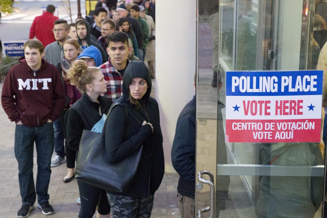 Vor vielen Wahllokalen stehen die Wähler Schlange.