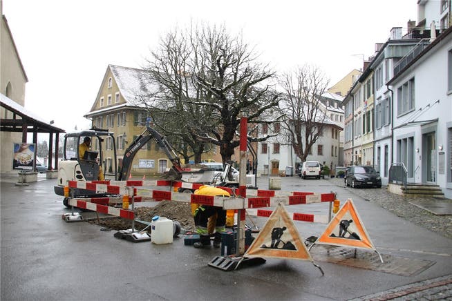Bauarbeiten mitten in Baden: Auf dem Kirchplatz verlegen Arbeiter Glasfasern. PKR
