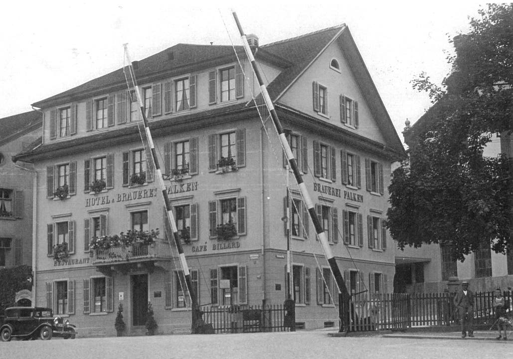 Das Brauerei-Gasthaus Falken gab der Barriere ihren Namen. Das Hotel musste schon 1957 weichen. Die 1850 erbaute Brauerei wurde erst 2004 durch den Neubau ersetzt, in dem sich heute das Bezirksgericht befindet.