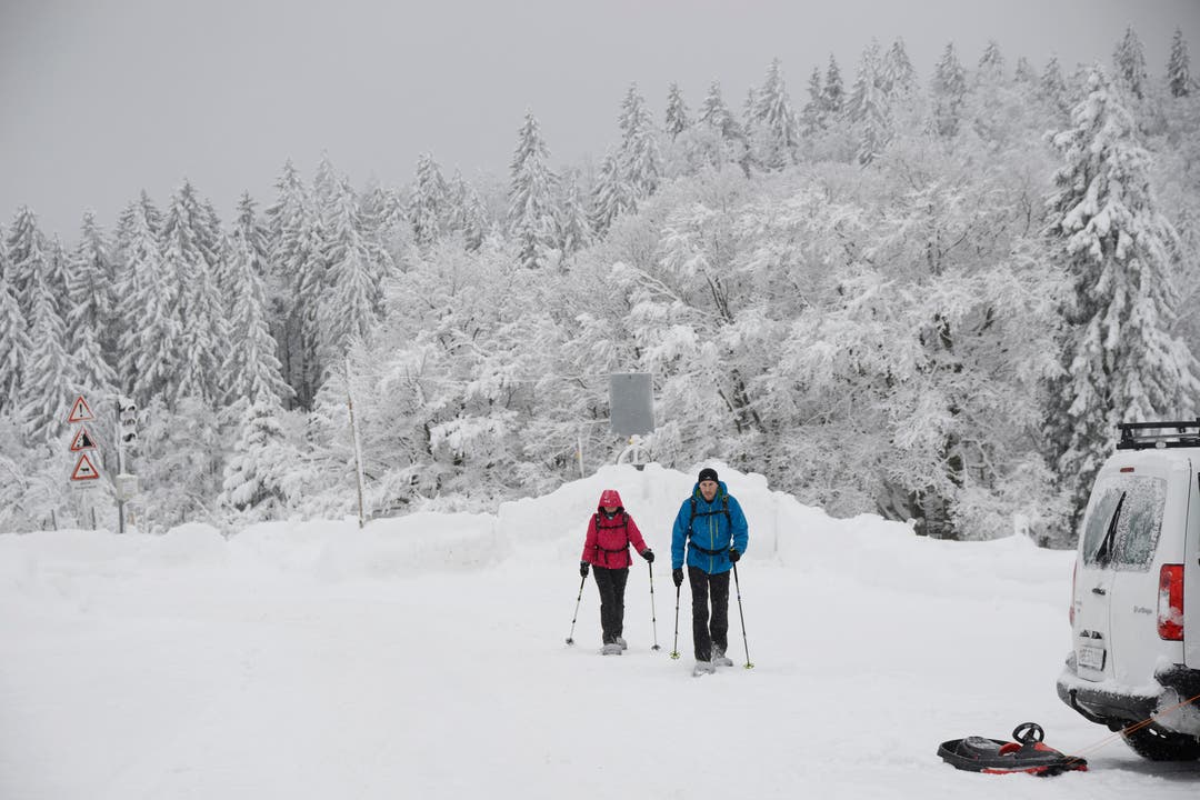 Schneewanderer und Schlittler genossen die hochwinterlichen Verhältnisse auf dem Berg, wenn auch die Skilifte noch nicht in Betrieb genommen werden konnten.