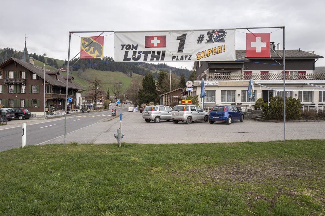 Das vom Fanklub montierte Transparent begrüsst die vorbeifahrenden Autos im Dorf. Im Hintergrund steht der Gasthof Kreuz.