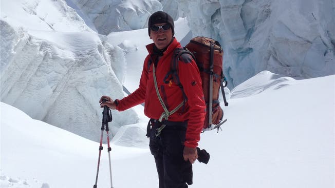 Der neue SAC-Präsident der Sektion Lägern Roni Brunner ist in seinem Element: mit dem Monte-Rosa-Gletscher im Hintergrund und Ski an den Füssen. zvg