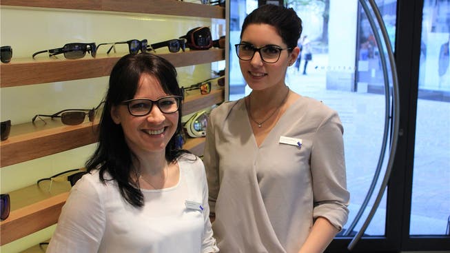 Würden einen Sonntagsverkauf im Mai oder Juni bevorzugen: Sandra Walter (links) und Tanja Kronenberg, Optikerinnen beim Brillenhändler Bartlomé.