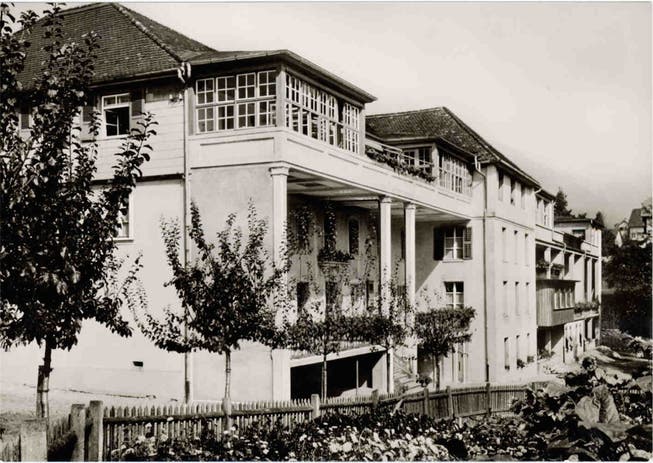 Giuseppe Crivelli, Direktor des Kinderheims Bachtelen Grenchen, liess die beiden Terrassen erbauen, damit erhielt das bereits umgebaute Gebäude eine architektonische Struktur.