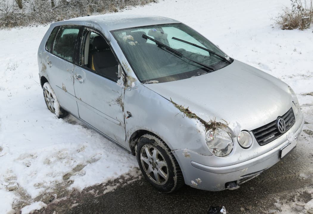Reigoldswil (BL), 5. Januar 2017 Bei einem Selbstunfall verletzt sich eine 21-jährige Autofahrerin leicht. Als sie in einer Linkskurve einem entgegenkommenden Auto ausweichen will, stösst ihr Wagen auf der rechten Seite gegen das Strassenbord, überschlägt sich und landet auf den Rädern.