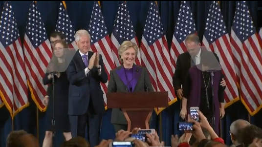 Clinton spricht zu ihren Anhängern, ein Tag nach ihrer Niederlage.
