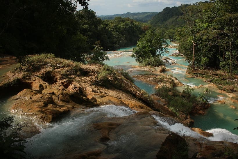 Insgesamt bestehen die Wasserfälle aus über 500 einzelnen Kaskaden, die eine Höhe von zwei bis zu 30 Metern erreichen.