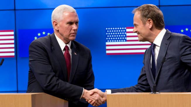 US-Vizepräsident Mike Pence (links) auf Annäherungskurs in Europa.