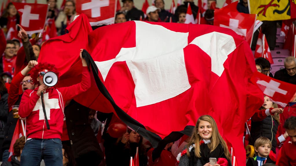 Die Schweizer Fans sind schon vor Spielanpfiff bereit.
