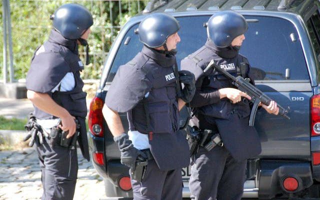 Die Polizei sucht am Freitagmittag mit einem Grossaufgebot in Weil am Rhein den Flüchtigen Fabrice A. Foto: Keystone