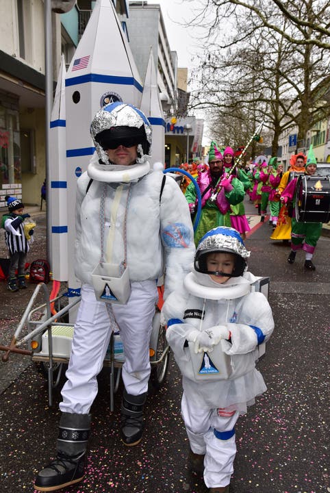 Ab ins Weltall: Ein Vater mit seinem Sohn im Astronautenlook.
