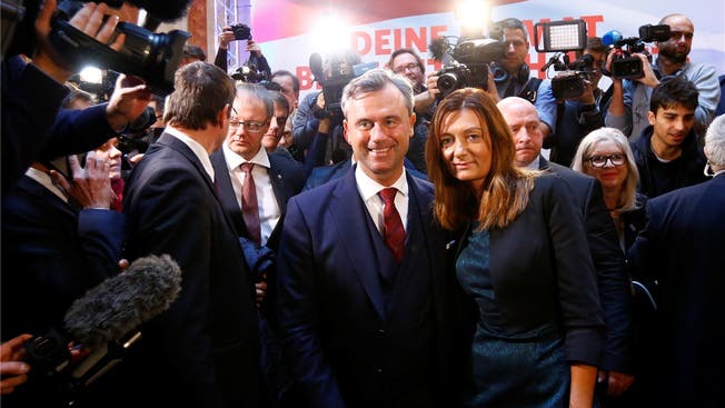 Damals strahlte er noch verhalten: FPÖ-Kandidat Norbert Hofer mit Frau Verena am 2. Dezember 2016.