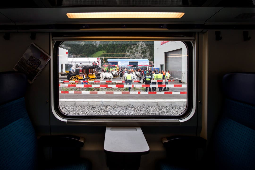 Blick aus dem Zug aufs Festgelände in Erstfeld