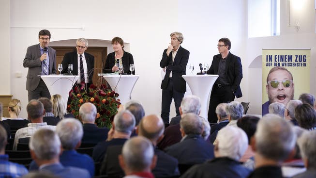 Sie diskutierten auf Einladung von Kanton Solothurn Tourismus und des Komitees «Weissensteintunnel erhalten» (v.l.): Peter Füglistaler, Kurt Fluri, Barbara Wyss, Theodor Eckert (Moderator) und Jürgen Hofer.